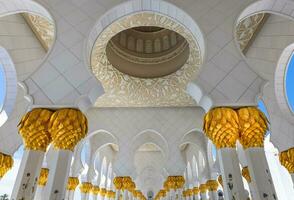 abu dhabi mille dollari moschea, iconico punto di riferimento e architettonico meraviglia di Emirati Arabi Uniti foto