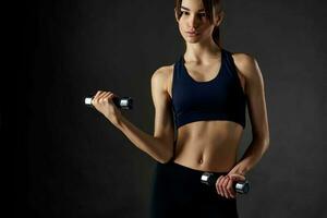 atletico donna sottile figura allenarsi motivazione esercizio foto