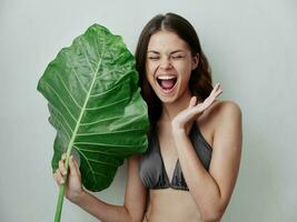 emotivo donna nel costume da bagno e verde foglia esotismo ritagliata Visualizza foto