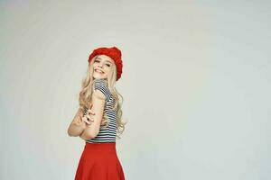 bionda nel un' a strisce maglietta rosso cappello ritagliata Visualizza fascino foto