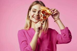 carino allegro donna Pizza nel mani merenda delizioso veloce cibo rosa sfondo foto