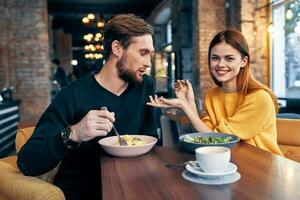 uomo e donna seduta nel un' bar comunicazione merenda stile di vita romanza foto