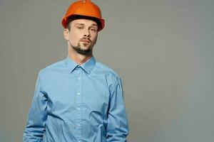 uomo nel arancia casco progetti costruttore Lavorando professione foto