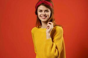 bella donna con rosso fascia per capelli giallo maglione moda fricchettone foto