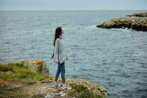 bellissimo donna spiaggia turismo nuvoloso tempo metereologico pietra costa inalterato foto