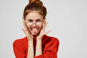 ritratto di un' donna nel un' rosso maglione stile di vita studio divertimento modello foto