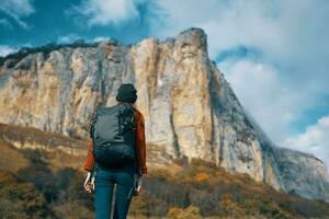 donna turista con zaino su natura autunno stagione viaggio foto