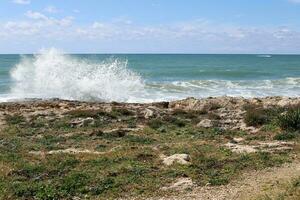 costa del Mar Mediterraneo nel nord di Israele. foto