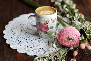 latte e fiori su un tavolo foto