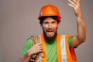 uomo nel costruzione uniforme arancia difficile cappello costruzione ritagliata Visualizza foto