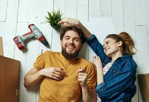 ritratto di uomo e donna con scatole in movimento piani per il futuro appartamento foto