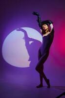 affascinante donna scena riflettore in posa neon viola sfondo inalterato foto