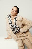 brunetta con luminosa trucco leopardo Stampa camicie autunno moda lusso foto