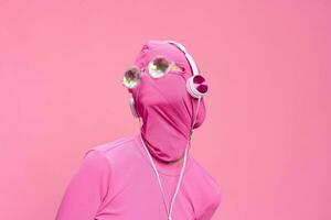 creativo pazzo rosa foto su un' rosa sfondo con rosa Abiti e Accessori, cyberpunk concetto e concettuale arte fotografia