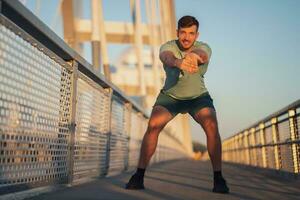 un' uomo nel un' verde maglietta fare esercizi foto