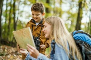 madre e figlio escursioni a piedi nel il foresta foto