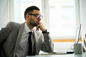 un' attività commerciale uomo Lavorando nel il suo ufficio foto