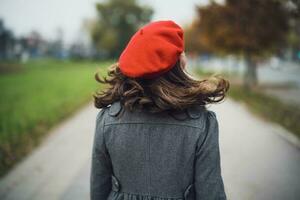 ritratto di un' donna con un' rosso berretto foto