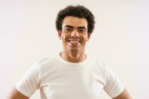 afro uomo sorridente foto