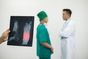 medico che tiene la radiografia del torace del paziente in ospedale. foto