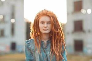 giovane ragazza con dreadlocks all'aperto foto