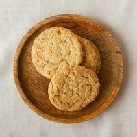 fiocchi d'avena biscotti su un' di legno piatto foto