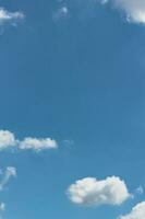 cielo azzurro con nuvole. foto