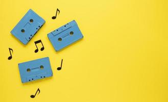 concetto di radio con cassette vintage blu su sfondo giallo