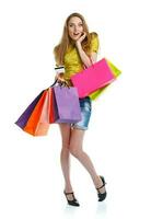 contento caucasico donna con shopping borse e Tenere credito carta su bianca sfondo foto