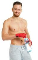sport attraente uomo indossare boxe fasciature e potabile fresco acqua su il bianca foto
