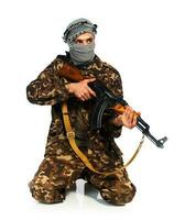 arabo nazionalità nel camuffare completo da uomo e kefiah con automatico pistola su bianca sfondo foto