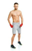 uomo attraente atletico che indossa bende di boxe sul bianco foto