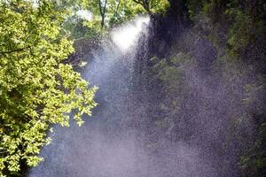 bellissimo acqua spruzzo cascata foto