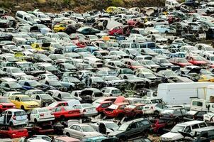 un cimitero di automobili foto