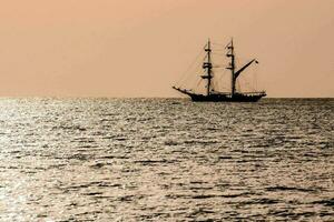 un' barca su il mare foto