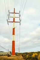 un' campo con elettricità poli foto