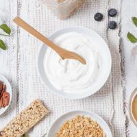 ciotola di yogurt biologico con avena sul tavolo foto