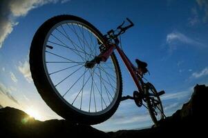 un' montagna bicicletta foto