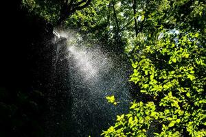 bellissimo acqua spruzzo cascata foto