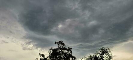 cielo con nuvole nel il in ritardo pomeriggio foto