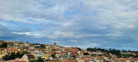 Residenziale Quartiere su un' giorno con nuvoloso cielo foto