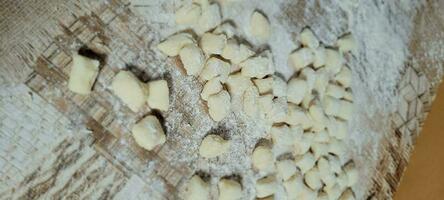 ricetta per Gnocchi su il tavolo con Farina foto