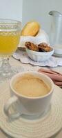 prima colazione tavolo con caffè e cibo foto