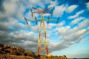 un' campo con elettricità poli foto