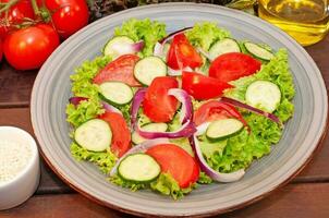 insalata di fresco pomodori e cetrioli nel un' ciotola foto