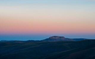 panoramico Visualizza di magico magenta alba al di sopra di il bermamyt altopiano foto