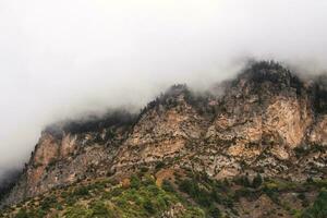 buio atmosferico paesaggio con alto montagna sagome nel tana foto