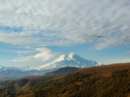 Visualizza di il nevoso elbrus vulcano nel autunno. Russia, il Caucaso foto