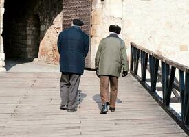 pensionati uomini a piedi foto