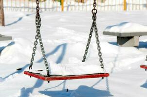 inverno e neve su swing foto